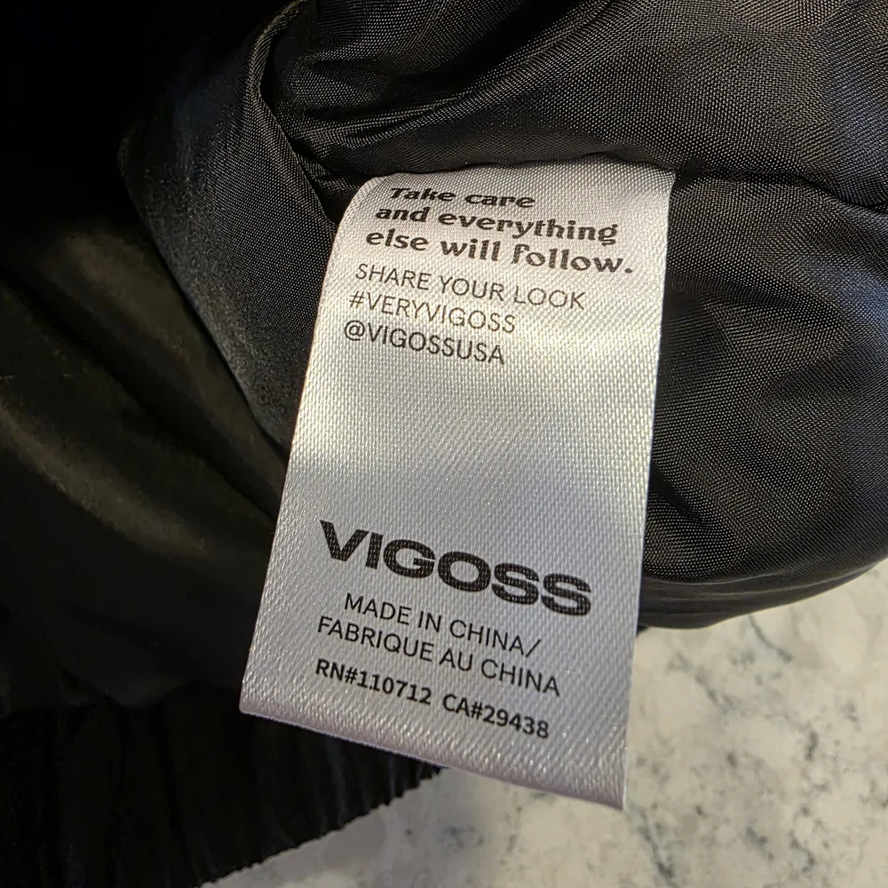 Vigoss Cropped Puffer Hooded Jacket Black Size Large NWT!